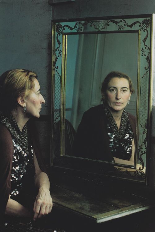 미우치아 프라다와 거울의 비친 미우치아 프라다의 모습